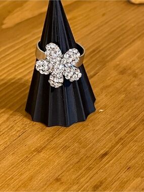 Daisy cubic zirconia 5 petal ring on silver tone band adjustable starting 6 1/2